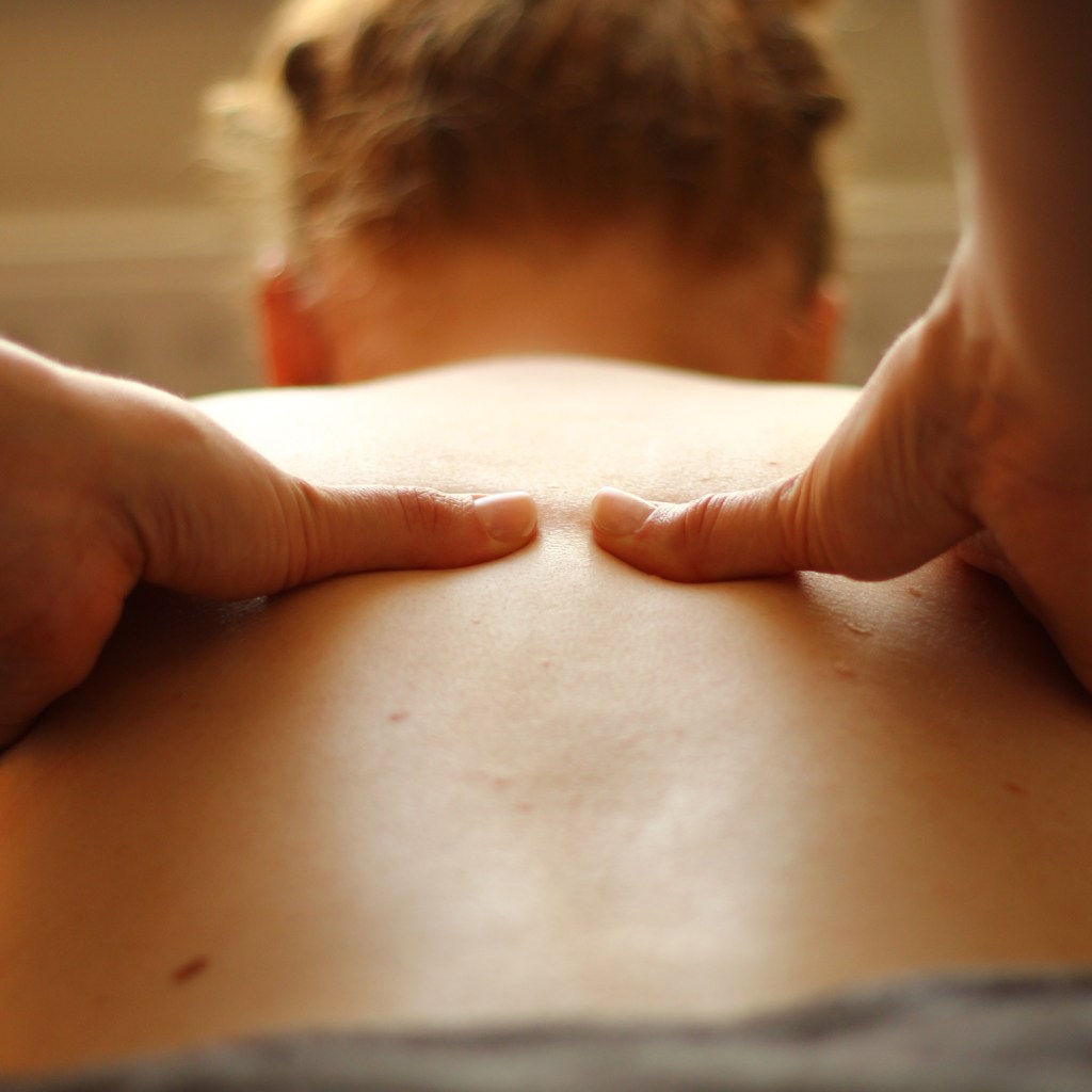 Rugmassage via de ruggengraat waar veel druk op kan staan.