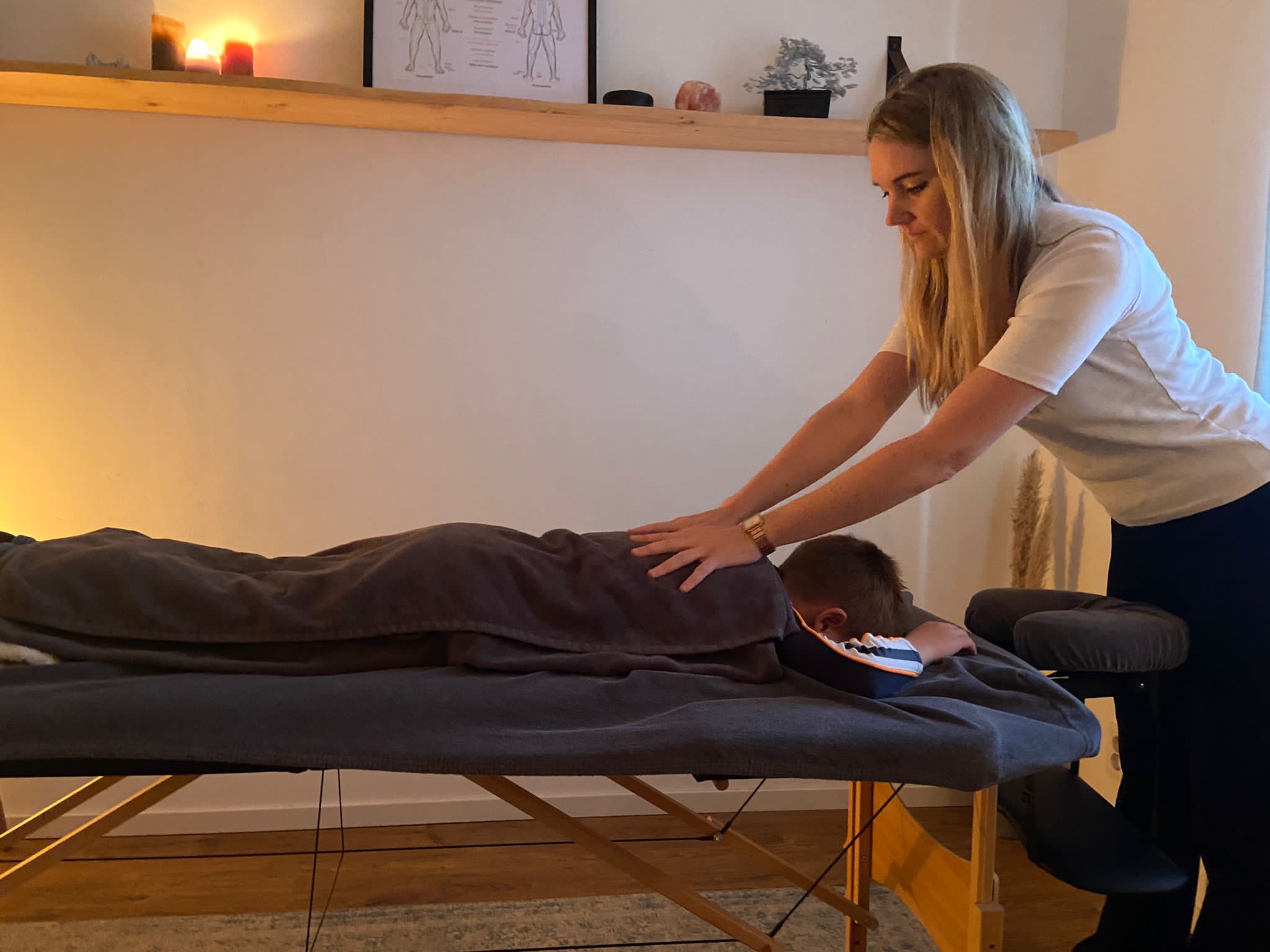 Massage voor kinderen om tot rust te komen, te ontprikkelen en te ontspannen.