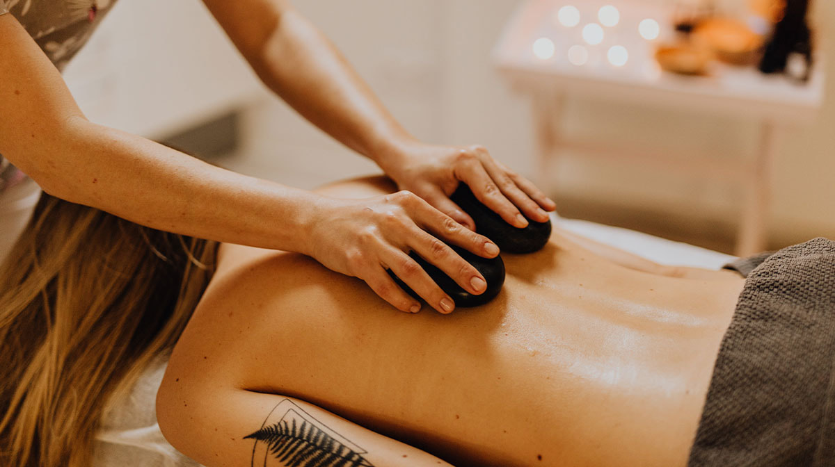 Hotstone massage op rug voor ontspanning en losmaken van spieren